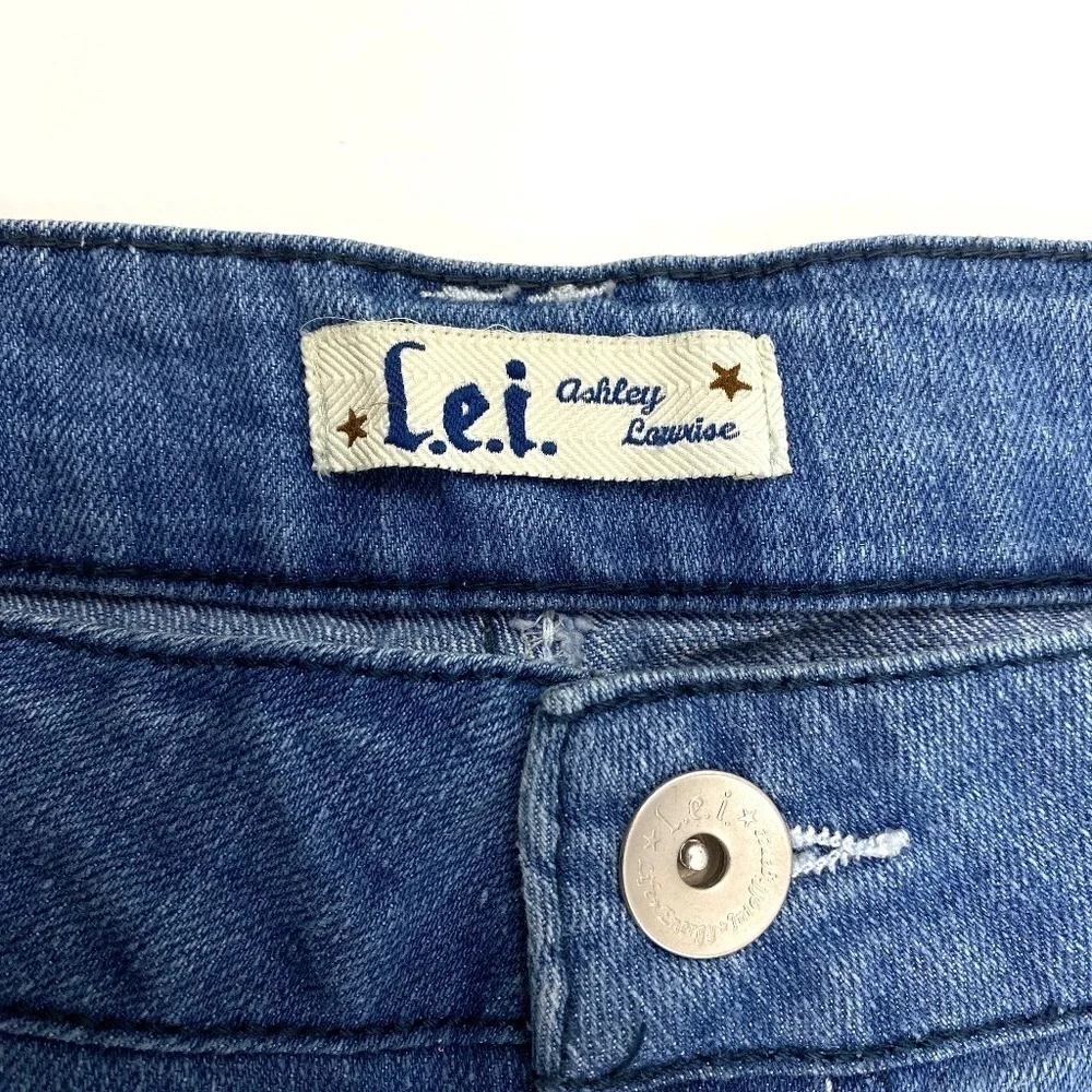LEI Ashley Lorries Cuffed Capri Women's size 17‎ Medium Wash Blue Denim jeans